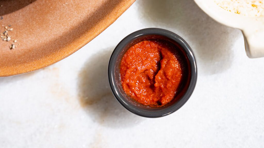 Harissa Paste in einem kleinen Schälchen