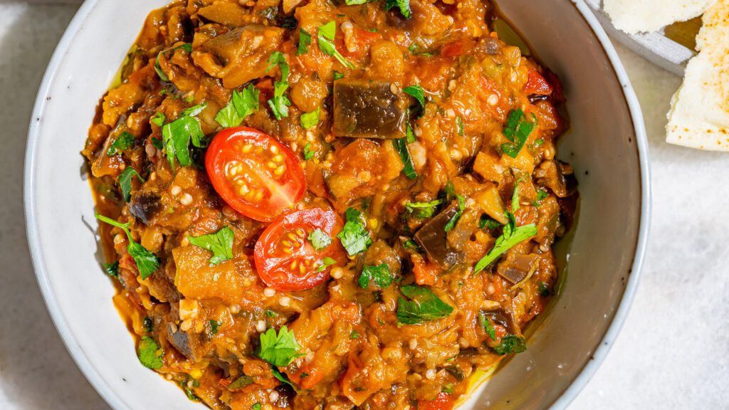 Dip d'aubergines et de tomates marocain servi dans un bol.