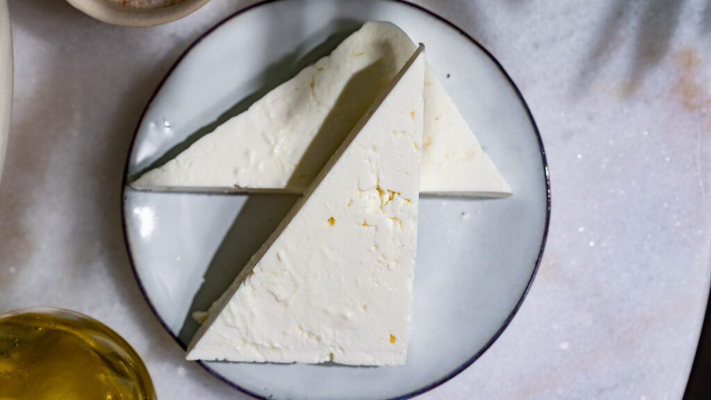 Feta coupée en triangles et servie sur une assiette.