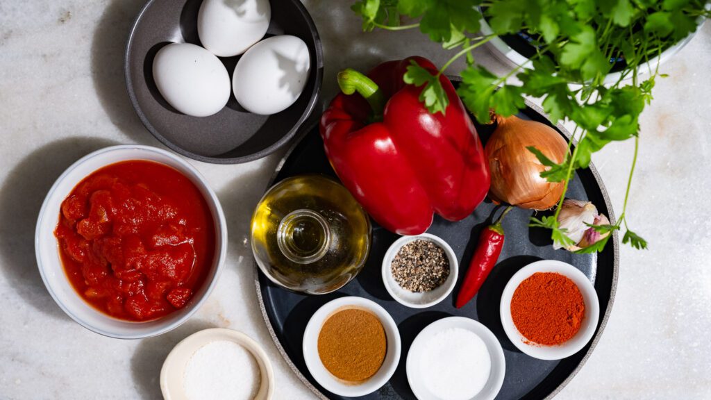 Ingredientes para la shakshuka de la freidora de aire caliente.