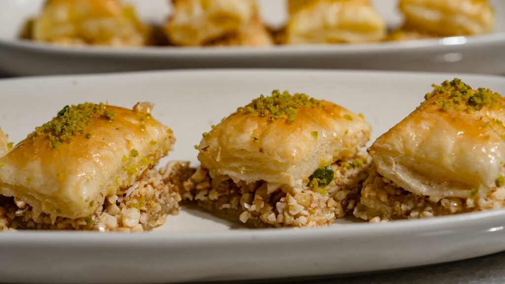 Blätterteig Baklava auf einem länglichen Teller serviert.