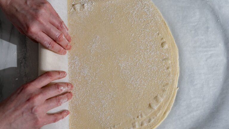 La pâte filo faite maison est en train d'être enroulée.