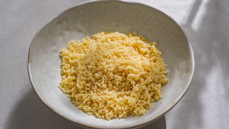 Zubereiteter Couscous in einem Schälchen serviert.