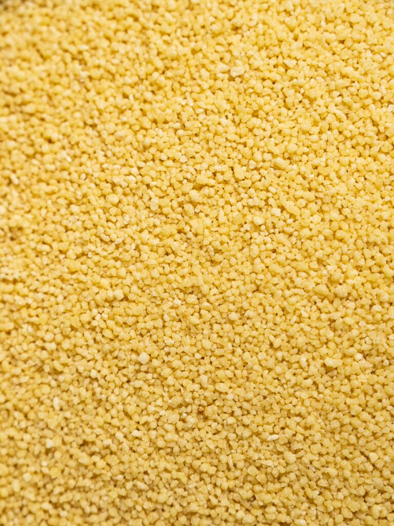 Couscous en gros plan : on peut voir des grains isolés