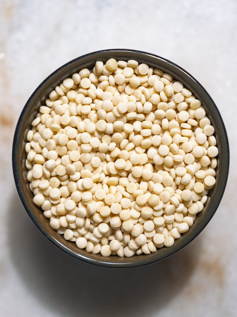 Couscous perlé dans un petit bol
